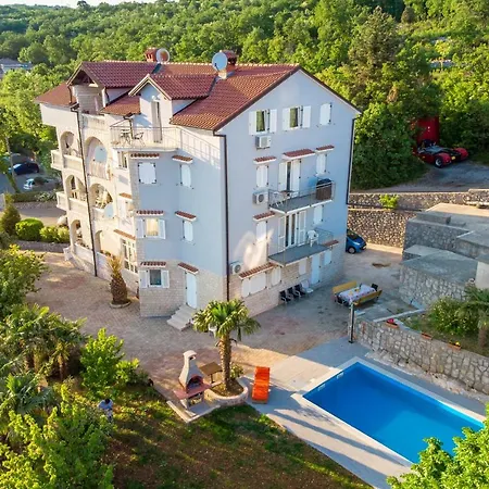 Apartmán Giani With Swimming Pool