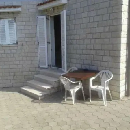 Giani With Swimming Pool Apartmán