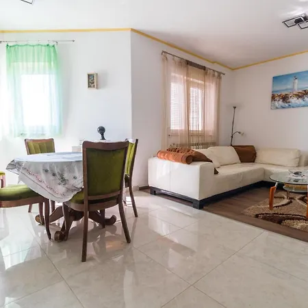 Giani With Swimming Pool Apartament *
