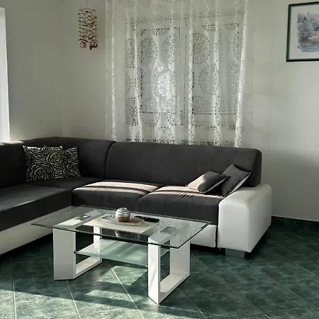 Giani With Swimming Pool Apartament *