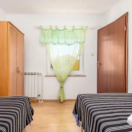 Giani With Swimming Pool Apartament *