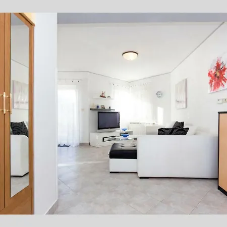 Giani With Swimming Pool Apartament