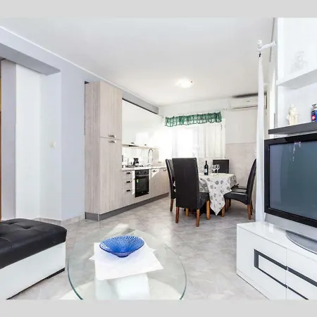 Giani With Swimming Pool Apartament