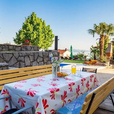 Giani With Swimming Pool Apartament *