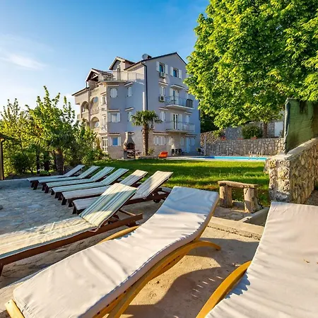 Giani With Swimming Pool Apartament
