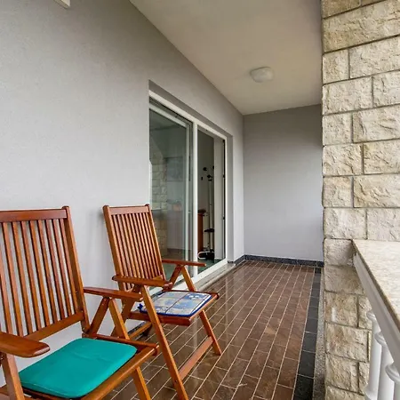 Giani With Swimming Pool Apartament