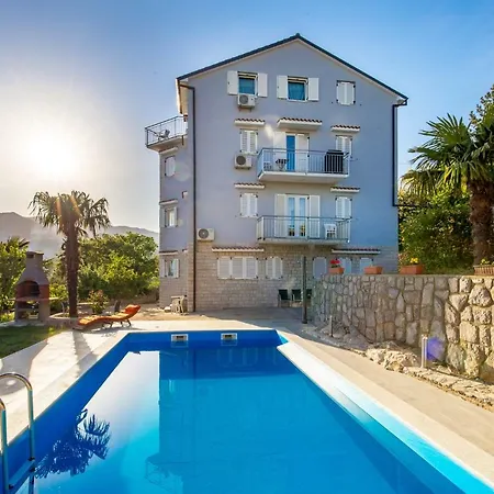 Giani With Swimming Pool Appartamento *