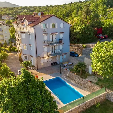 Giani With Swimming Pool Appartamento *